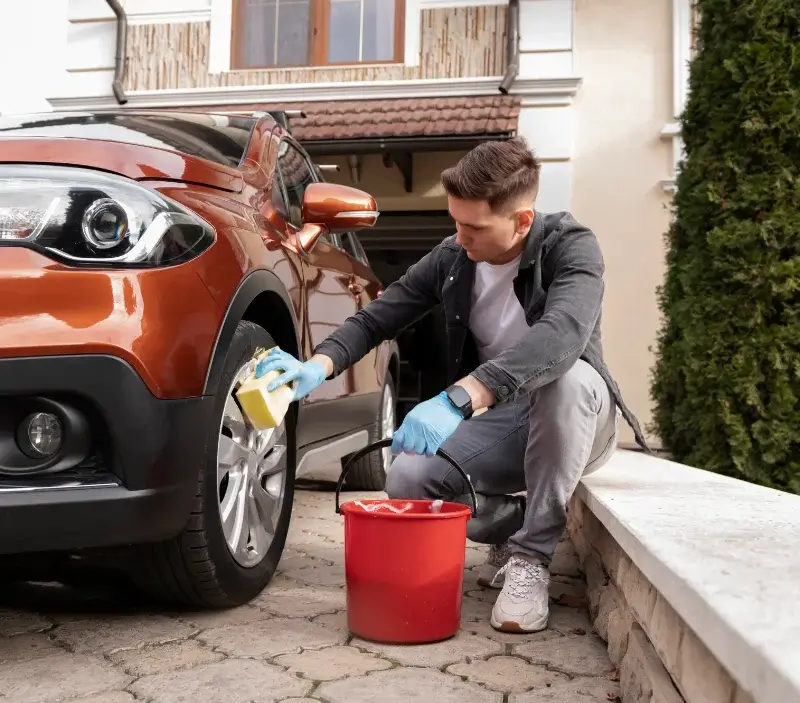 Lavage auto à domicile Antogny-le-Tillac : professionnel intervenant sur un véhicule